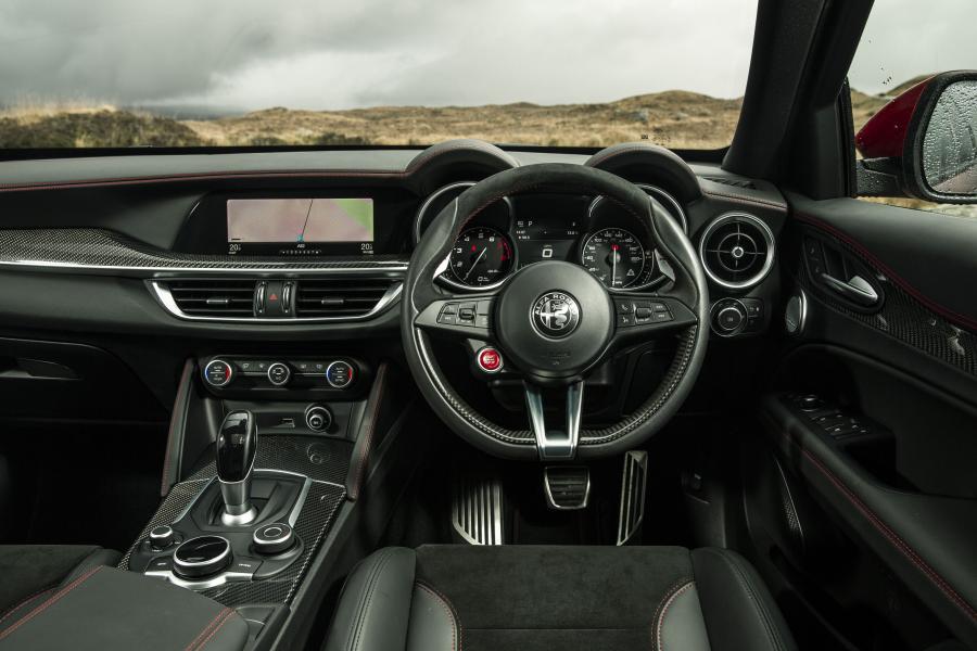 Торпедо Alfa Romeo Stelvio Quadrifoglio (949) 2018 года  (UK) (фото 11 из 59)